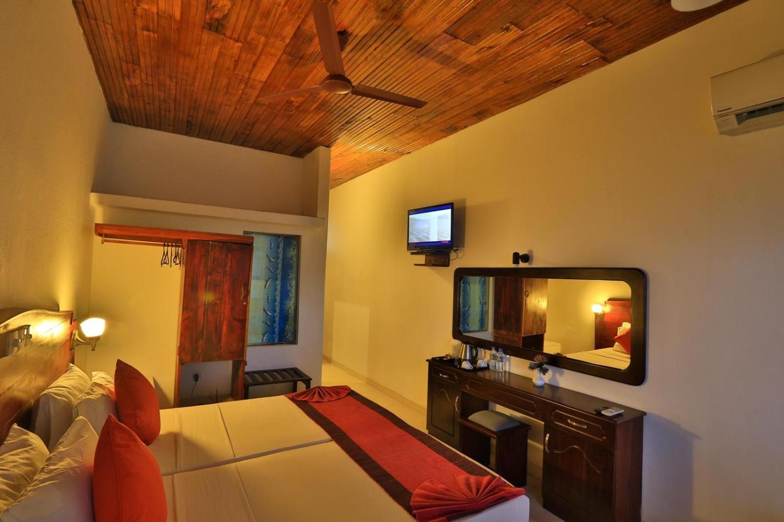Hotel Lanka Super Corals Хикадува Екстериор снимка